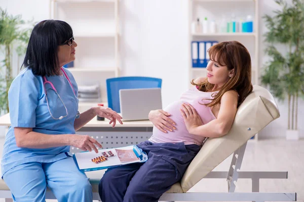 Jeune femme enceinte visite médecin gynécologue expérimenté — Photo