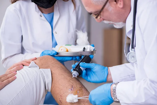 Giovane uomo ferito alla gamba in ospedale — Foto Stock