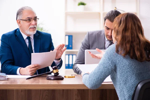 Junge Frau mit Richter und Anwalt im Gerichtsgebäude — Stockfoto