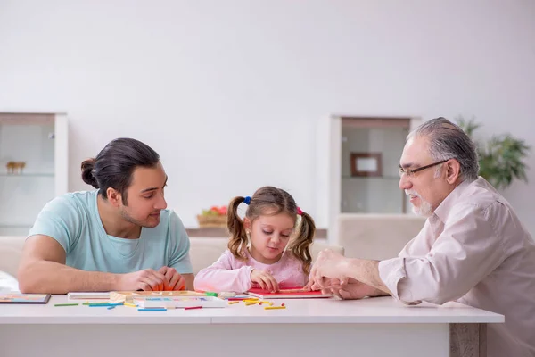 Tres generaciones de familia en concepto de desarrollo temprano — Foto de Stock