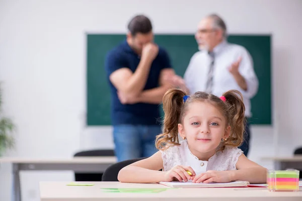 어린 부모, 연로 한 남자 교사, 교실에 있는 어린 소녀 — 스톡 사진