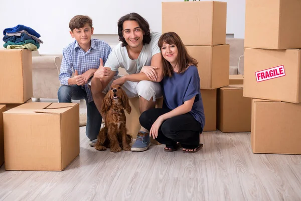 Jong gezin verhuist naar nieuwe flat — Stockfoto