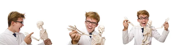 Doctor divertido con esqueleto aislado en blanco — Foto de Stock