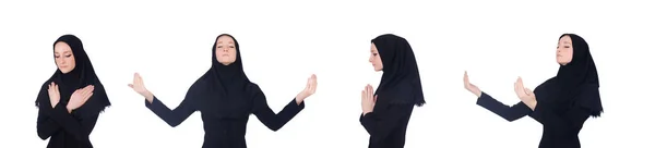 Ung muslimsk kvinna ber isolerad på vitt — Stockfoto