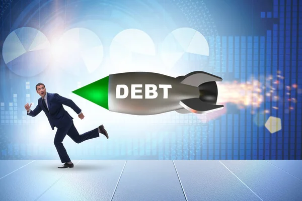 Koncept úvěru a dluhu u podnikatele stíhaného raketou — Stock fotografie