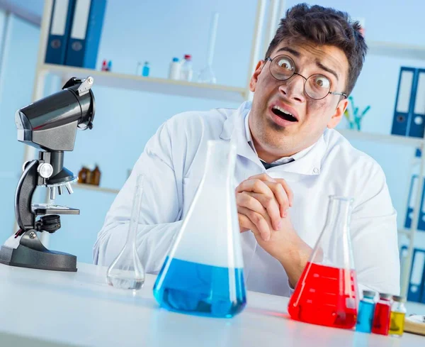 O químico louco engraçado que trabalha em um laboratório — Fotografia de Stock