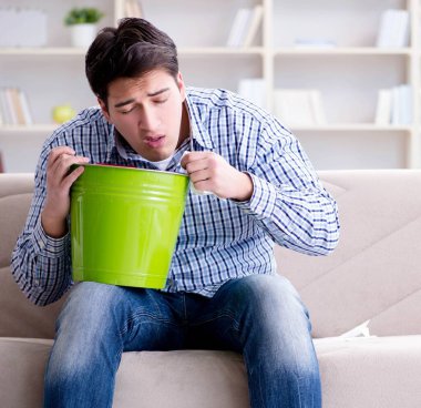 Midesi bulanan ve kusan adam.