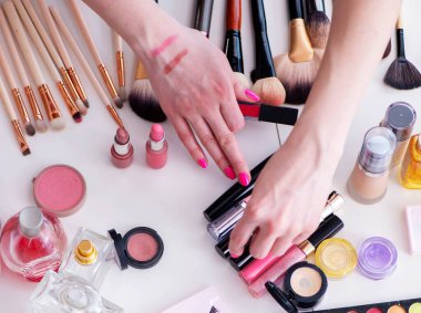Masada gösterilen makyaj ürünlerinin koleksiyonu