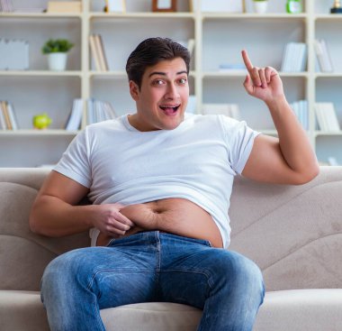 Diyet konseptinde şişman obez adam