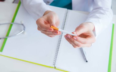 Sigara karşıtı doktor.