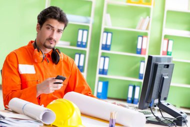 İnşaat denetçisi yeni bir proje planlıyor