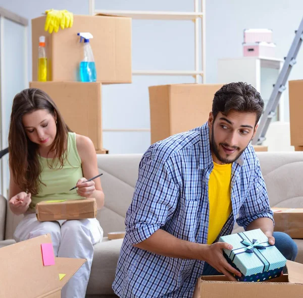 Família se preparando para o Natal após a realocação — Fotografia de Stock