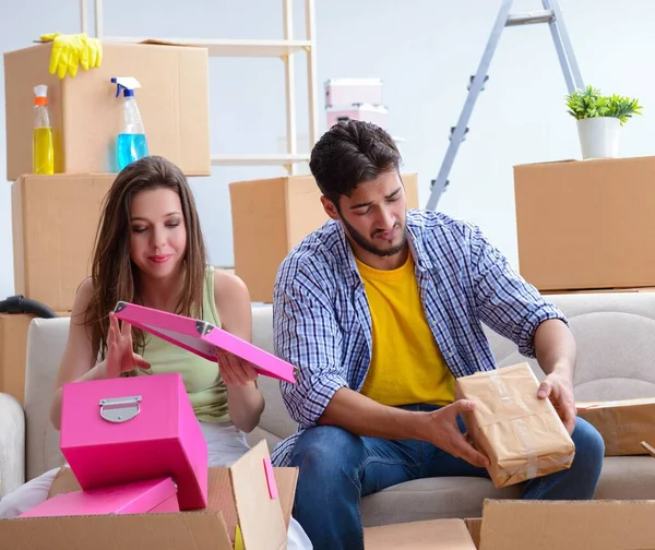 Aile taşındıktan sonra Noel için hazırlanıyor.