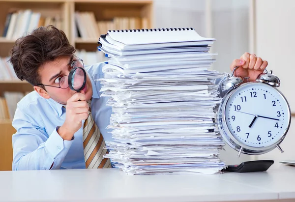 El auditor loco buscando errores en el informe — Foto de Stock