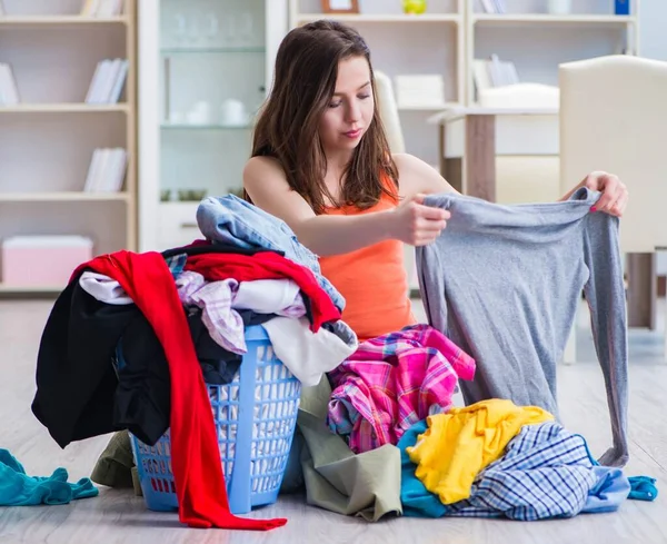 Stresli kadın evde çamaşır yıkıyor.