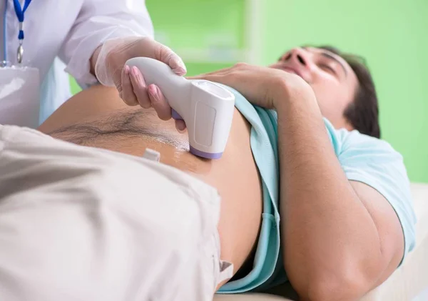 Jovem radiologista visitante para procedimento de ultrassom — Fotografia de Stock