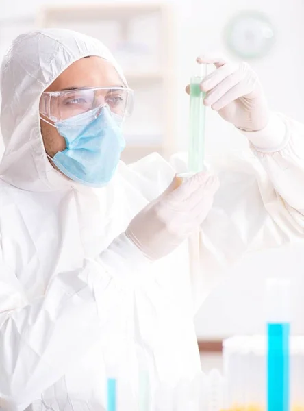 Mladý student chemie pracující v laboratoři na chemikálie — Stock fotografie