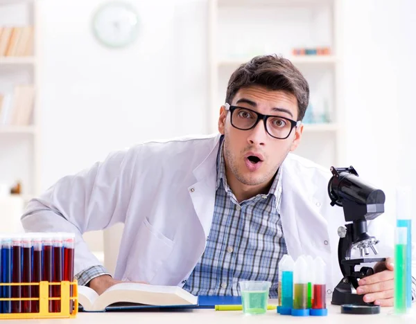 Estudiante de química haciendo experimentos químicos en el aula activi —  Fotos de Stock