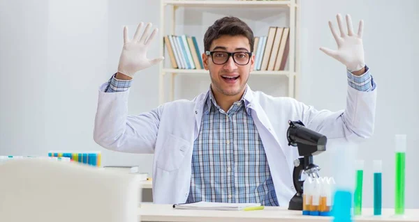 Jovem estudante de química que trabalha em laboratório em produtos químicos — Fotografia de Stock