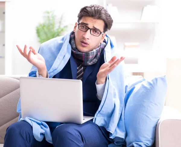 Hasta işadamı grip nedeniyle evden çalışıyor.