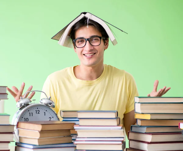 Student med för många böcker att läsa innan tentan — Stockfoto