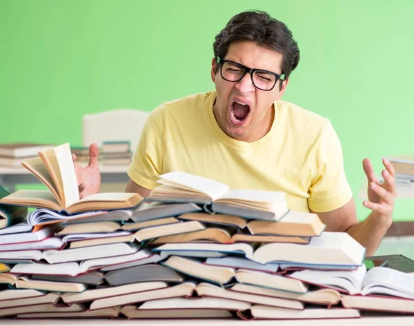 Studente con troppi libri da leggere prima dell'esame — Foto Stock