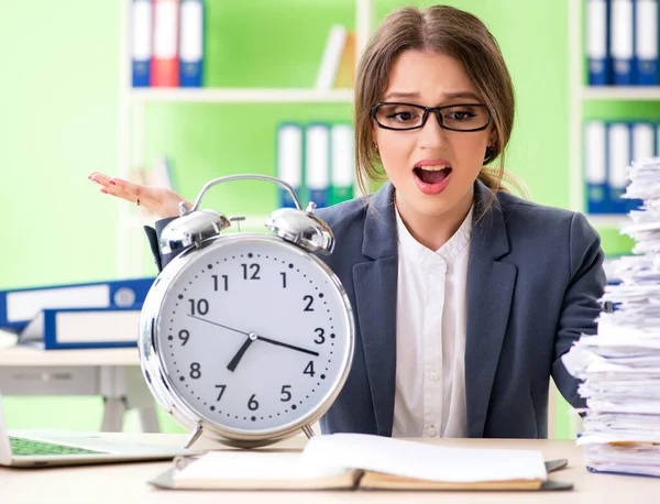 Joven empleada muy ocupada con el papeleo en curso en el tiempo m — Foto de Stock