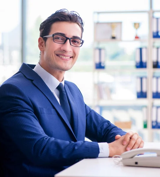 Jovem e bonito empresário empregado trabalhando no escritório na mesa — Fotografia de Stock