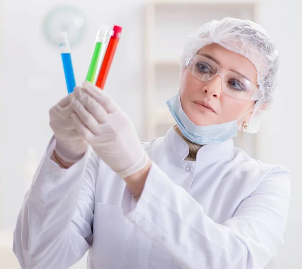 Kvinna kemist arbetar på sjukhus klinik lab — Stockfoto