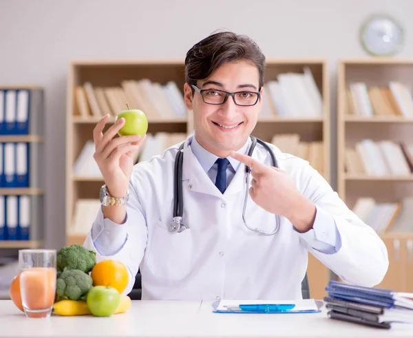 O cientista que estuda nutrição em vários alimentos — Fotografia de Stock