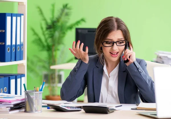 Gestora financiera femenina trabajando en la oficina — Foto de Stock