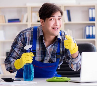 Ofiste çalışan erkek temizlikçi.