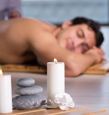 Kaplıca sırasında genç yakışıklı bir adam.