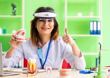 Diş implantı üzerinde çalışan kadın dişçi.