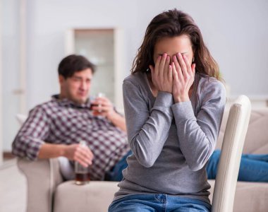 Genç bir aile kavramındaki alkolik koca.