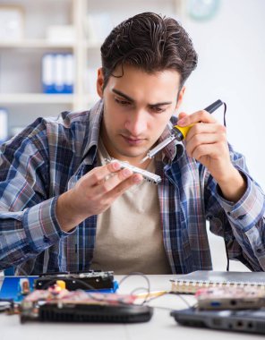 Tecrübeli teknikler tarafından bilgisayar donanımı onarımı ve onarımı