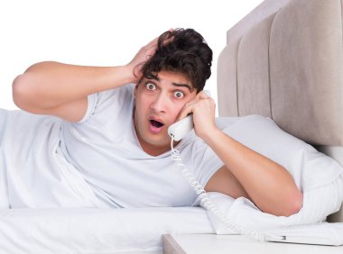 Yatakta uykusuzluk çeken adam.