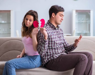 Parçalanmış ilişki kavramındaki genç aile.