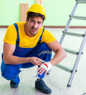 İş yerinde yaralı bir işçi var.