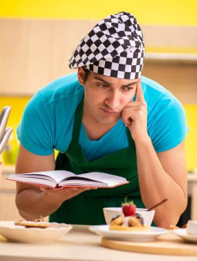 Adam evde pasta hazırlıyor.