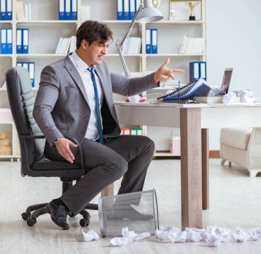 Ofiste çalışan kızgın işadamı kovuldu.