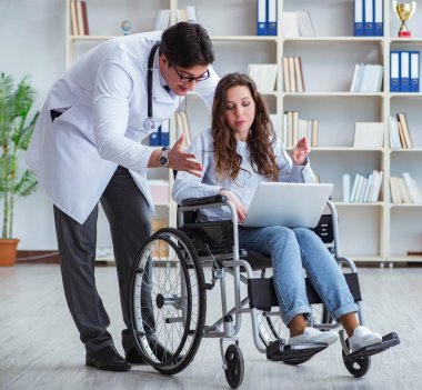 Tekerlekli sandalyedeki hasta düzenli kontrol için doktoru ziyaret ediyor.