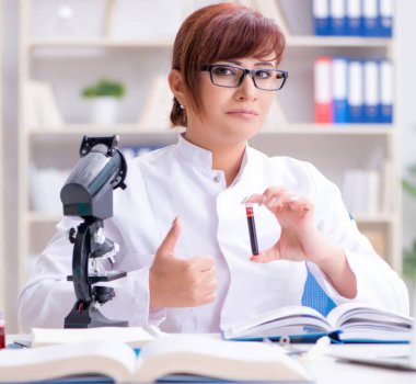 Bir laboratuarda deney yapan kadın bir bilim adamı.