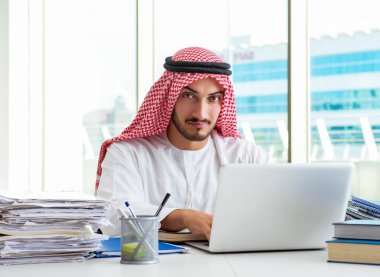 Ofiste çalışan Arap işadamı.