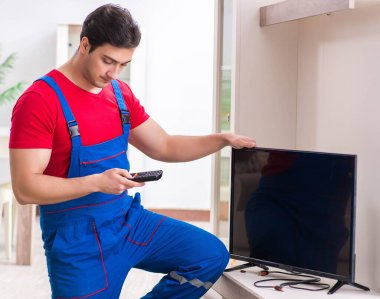 Profesyonel tamir mühendisi bozuk televizyonu tamir ediyor.
