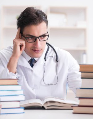 Tıp öğrencisi üniversite sınavlarına hazırlanıyor.