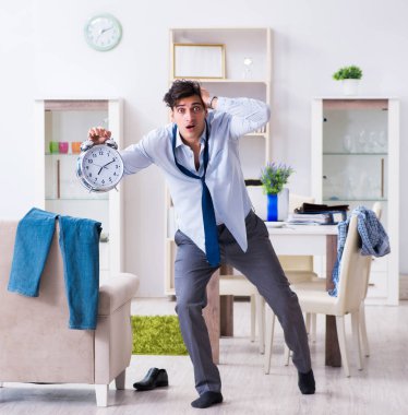 İş adamı gece geç saatte uyuyakaldığı için ofise geç kaldı.