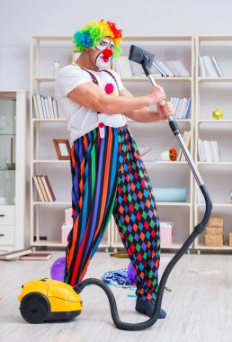 Komik palyaço evde temizlik yapıyor.