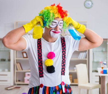 Komik palyaço evde temizlik yapıyor.