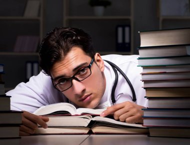 Geceleri üniversite sınavlarına hazırlanan bir tıp öğrencisi.